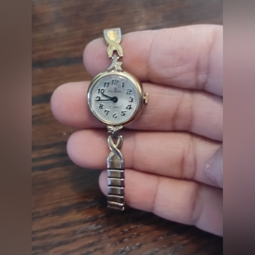 Vintage 1960s Helbros Women's Wind‎ Up Watch With Stretch Band